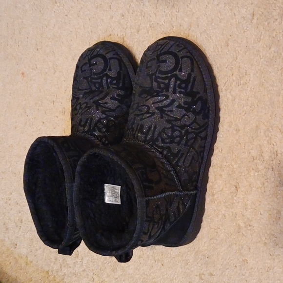 Mini ugg booties with graffiti on them - Picture 3 of 3